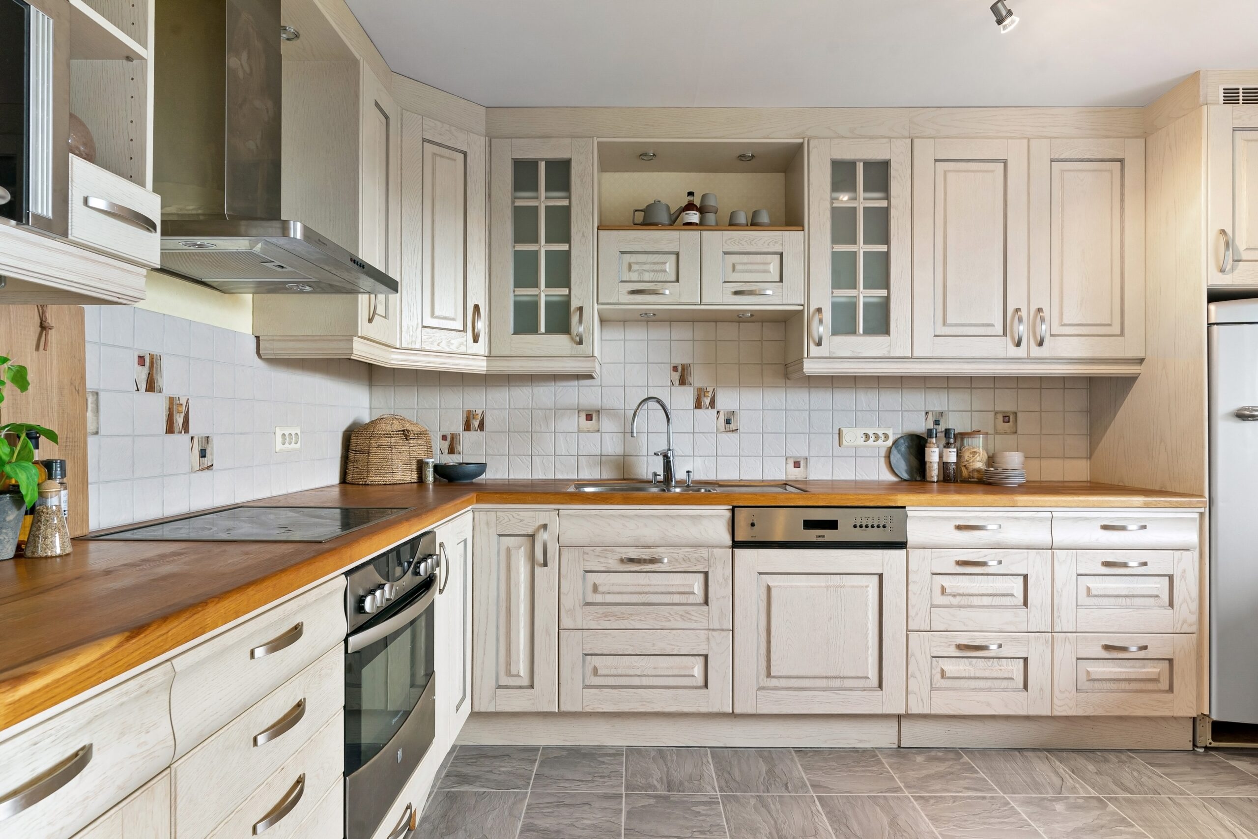 23555986-kitchen-8442907